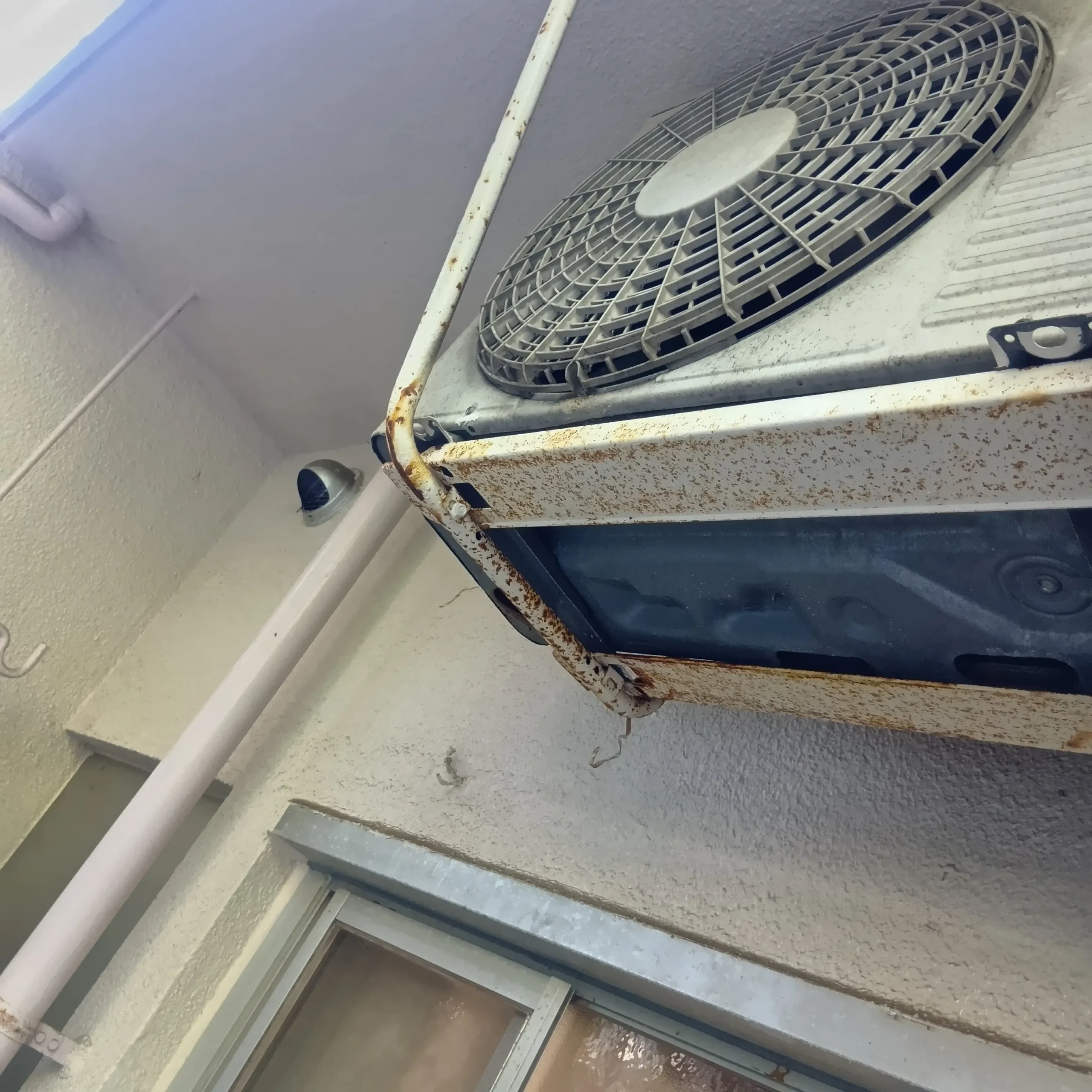 兵庫県内の団地、吊り下げ室外機